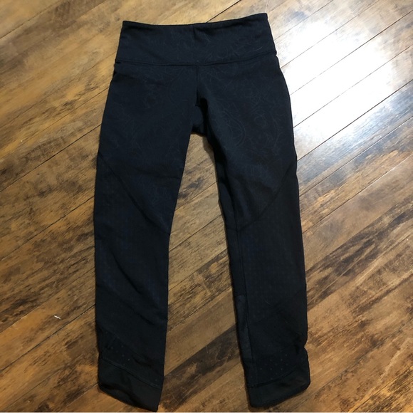 Lululemon Ladies Crops - Picture 1 of 6